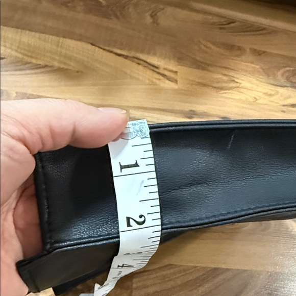 Givenchy Elegant Black Leather Tote - Picture 6 of 10